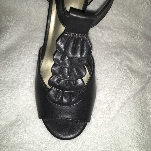 Platform heel dark gray w/ ankle strap - Picture 4 of 4